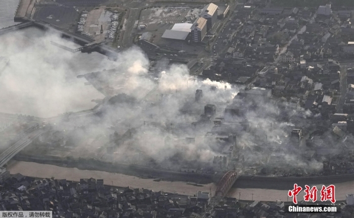 当地时间1月1日16时10分(北京时间15时10分)，日本石川县能登地区发生7.6级地震。本次地震已造成数万户家庭停电，东北、上越、北陆各条新干线一度全线停运，北陆高速公路、东海北陆高速公路、上信越高速公路等禁止通行。图为航拍地震现场。